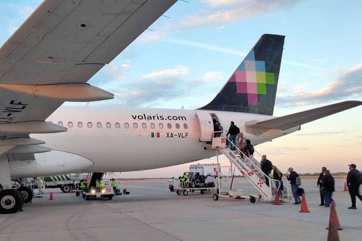 3. Pasajeros abordando avión de Volaris. Foto - Latino Detroit