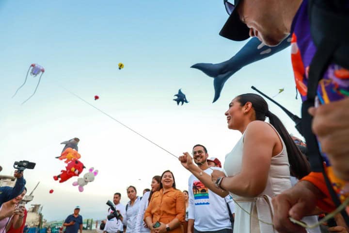 3. Mujer con papalote en la primera edición del Festival. Foto - adcolima