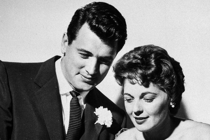 3. (De izquierda a derecha) Rock Hudson y Phyllis Gates el día de su boda. Foto - Alamy