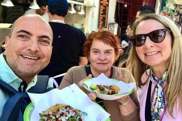 3. Viajeros comiendo tacos. Foto - Pelago