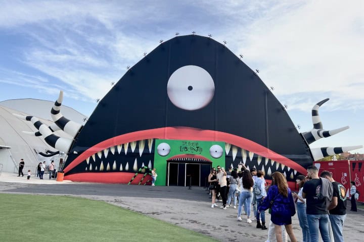 3. Exterior del Laberinto de Tim Burton en Madrid. Foto - Viajes Globetrotter