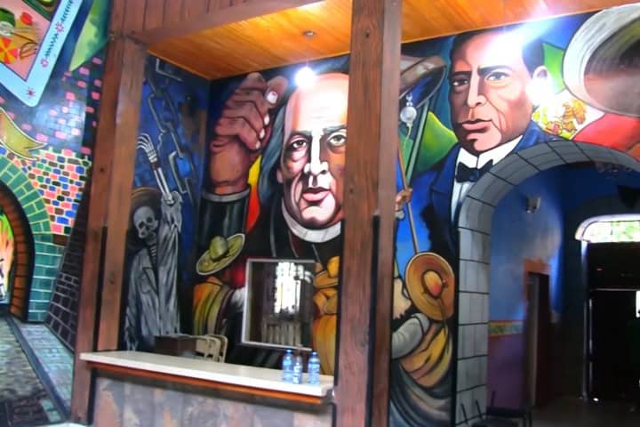 3. Murales en Palacio Municipal. Foto - El Souvenir (YouTube)