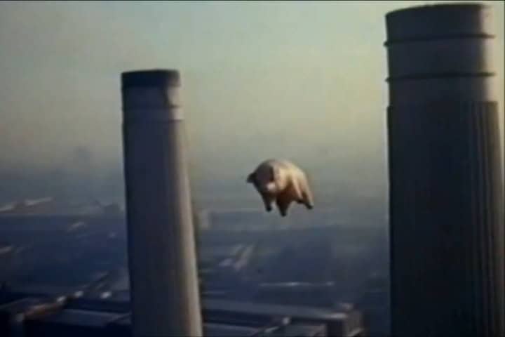 3. Algie flotando entre las chimeneas sur de la central eléctrica de Battersea. Foto - Mega Rock PA 105.5 & 100.5 (Facebook)