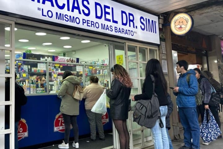 3. Clientes formados en una Farmacia Similares. Foto - Sabes.cl