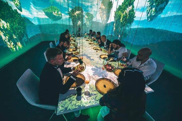 3. Clientes disfrutando del show y comida del restaurante. Foto – @ simonebodini1980 (Instagram)