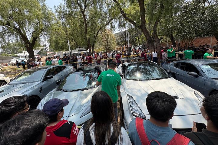3. Visitantes mirando exhibición de autos. Foto - Aldo Mendoza