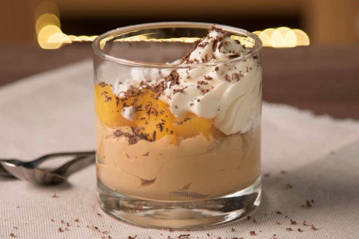 3. Dulce de leche y durazno servido con el principio de las verrines. Foto - Tastemade