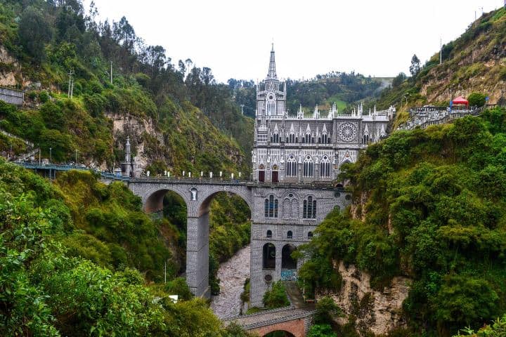 3. Puente conectando al Santuario De Las Lajas con la montaña. Foto - Alamy