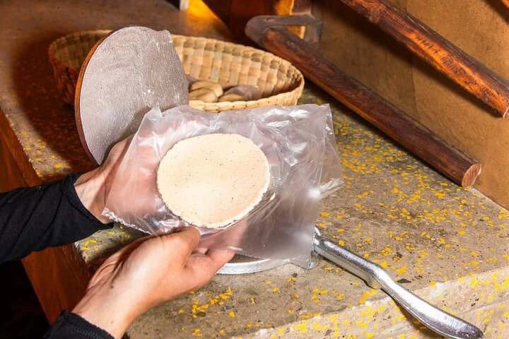 4. Elaboración de tortilla a mano en la Sala de la Tortilla. Foto - @museodeltaco.mx (Instagram)