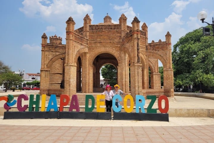 4. Viajeros de Rehiletes en La Pila, fuente en Chiapa de Corzo. Foto - Rehiletes