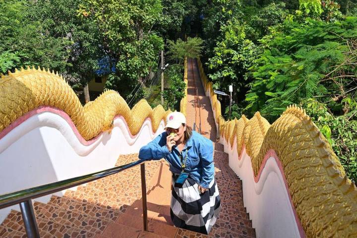 4. Mujer haciendo una pausa para inhalar su yadom en Wat Phra That Doi Kham, Tailandia. Foto - Alamy
