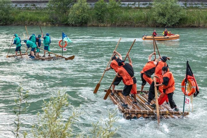 4. Competidores del Palio dell’Oca en el río Adigio. Foto - Feste Vigiliane - Trento (Facebook)