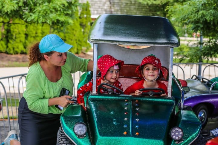 4. Niñas en juego mecánico durante la Fiesta de la Fresa en Long Grove. Foto - Long Grove Strawberry Fest (Facebook)