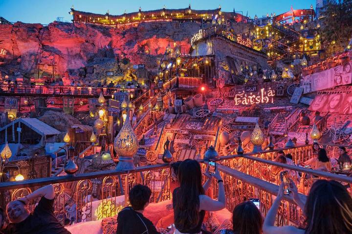 4. Farsha Café durante la noche. Foto - Alamy
