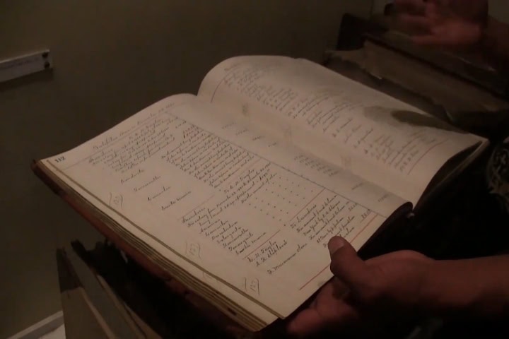 4. Libro en el Museo de Batopilas. Foto - El Souvenir (YouTube)