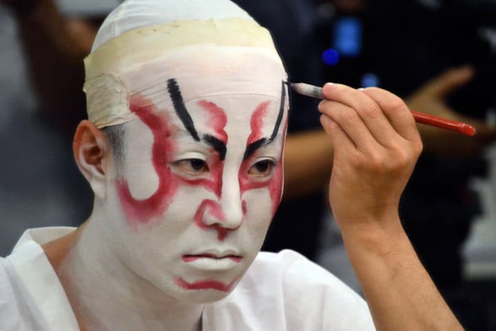4. Artista de Kabuki maquillándose. Foto - Agolpedeefecto