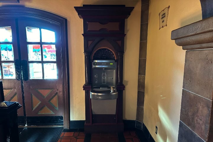 4. Estación de recarga de agua en Pinocchio Village Haus, Magic Kingdom. Foto - @WDWNT (X)