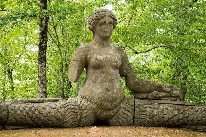 4. Escultura de sirena en el Parque de los Monstruos. Foto - Alamy