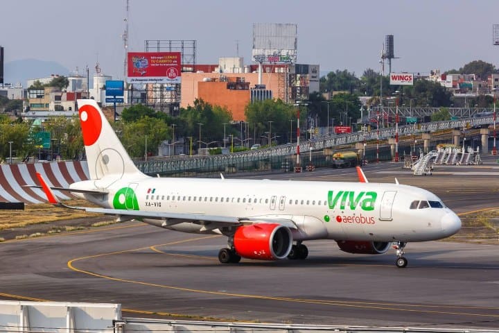 4. Avión de Viva Aerobus en la CDMX. Foto - Alamy