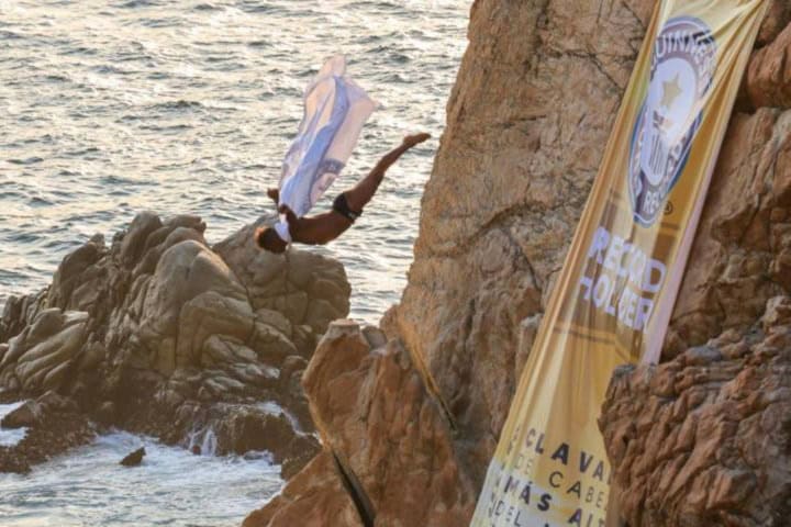 4. Amadeo Alcocer en el salto en la Quebrada. Foto - Archivo Acapulco