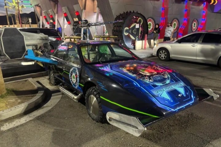 5. Auto blindado con armas falsas exhibido frente a la tienda Alien Fresh Jerky. Foto - /WeirdWheels (Reddit)