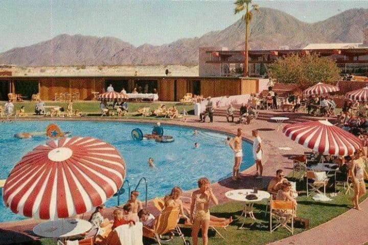 5. Piscina del Shadow Mountain Club en Palm Springs, década de 1950. Foto - HipPostcard