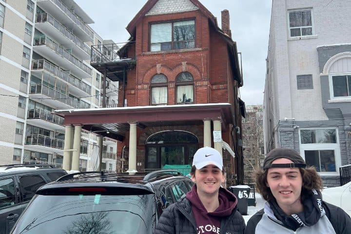 5. Amigos visitando House of Balloons. Foto - u/aidanbuckleyy (Reddit)