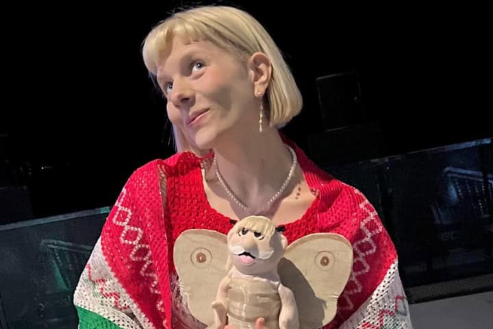 5. Aurora con peluche del Dr. Simi. Foto - @drsimi_oficial (Instagram)