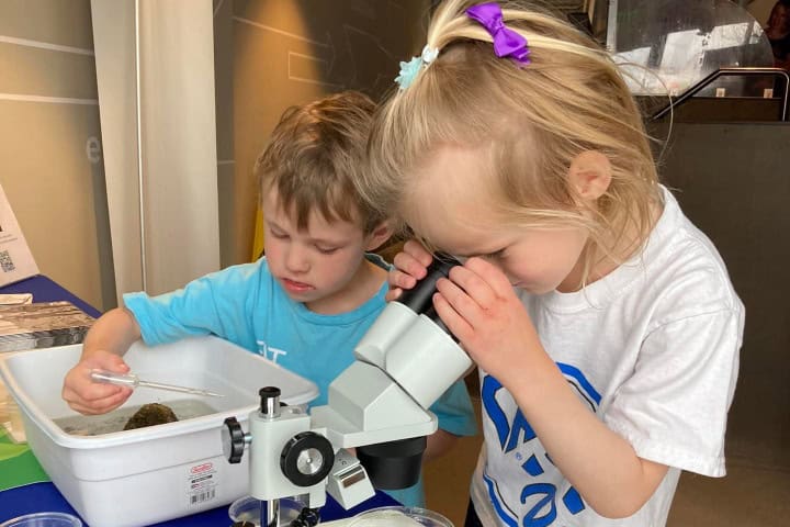 5. Niños en una muestra de maricos en el Museo Infantil de Denver, por parte de Colorado Trout Unlimited. Foto - Colorado Trout Unlimited (Facebook)