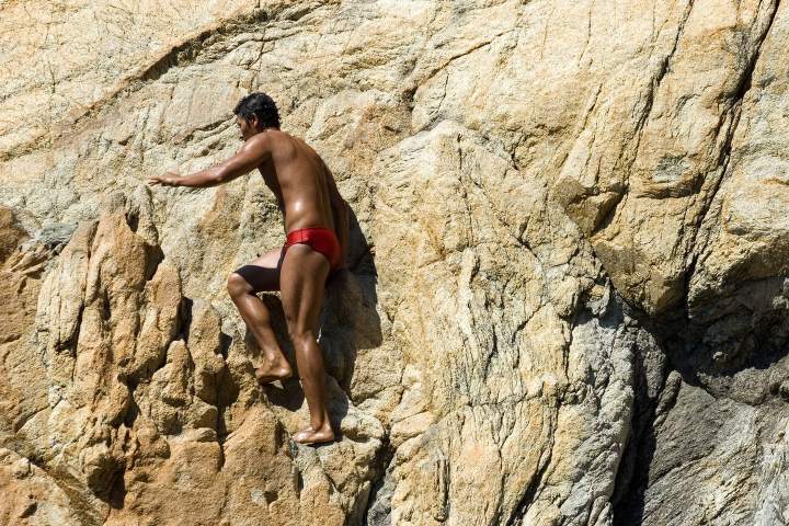 5. Clavadista escalando a la Quebrada. Foto - Alamy