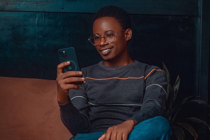 6. Persona feliz con celular. Foto - Kagou Dicko (Unsplash)