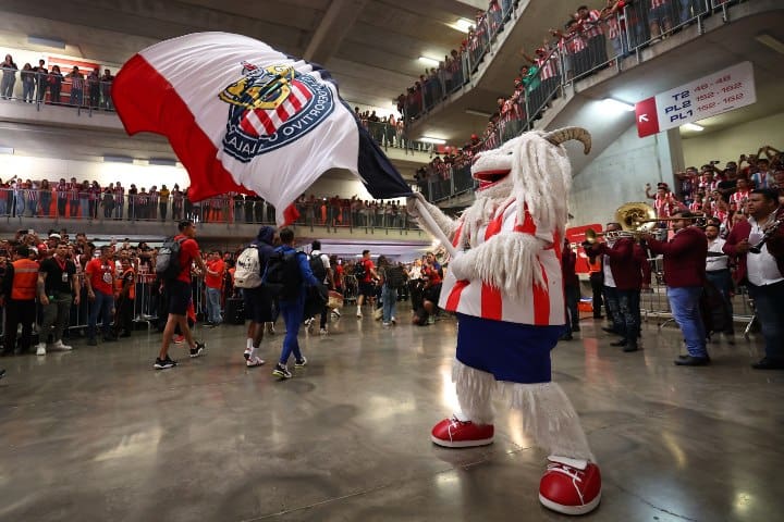 6. Botarga de las Chivas en el Akron. Foto - @EstadioAKRON (X)