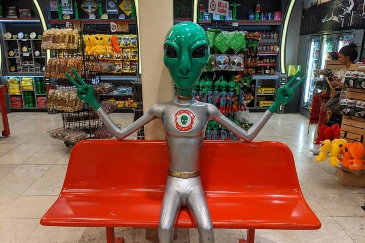 6. Silla con figura de alienígena dentro de la tienda Alien Fresh Jerky. Foto - Jeremy Thompson (Flickr)