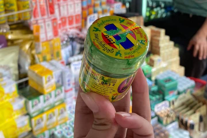 6. Yadom comprado en una tienda de medicinas herbales, atrás de la universidad de Silpakorn, en Bangkok. Foto - Lemon8