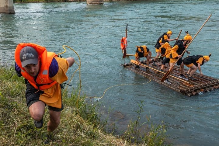 6. Concursantes atracando su balsa a la orilla. Foto - Feste Vigiliane - Trento (Facebook)