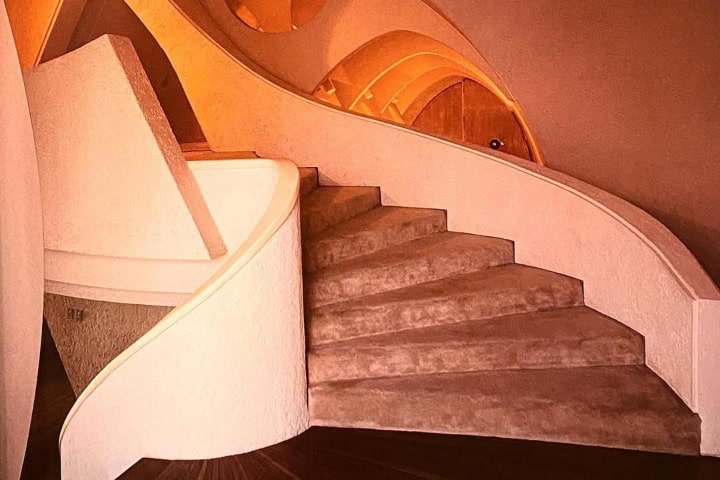 6. Escaleras curvas de la Casa de Amalia Hernández. Foto - @___reference (Instagram)