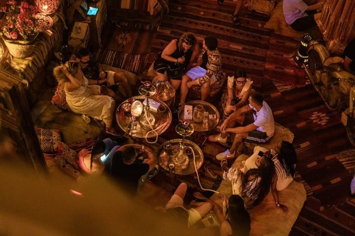 6. Visitantes en Farsha Café. Ftoo - @farsha_mountain_loun (Instagram)