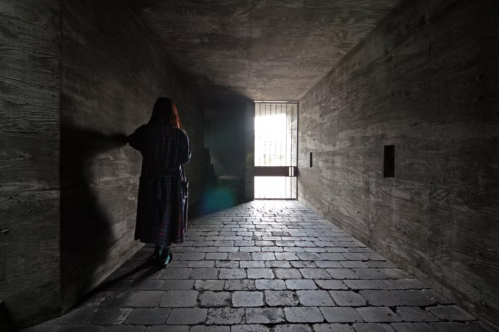 6. Entrada de la casa. Foto - 西口賢 建築設計事務所 (Oficina de diseño arquitectónico Ken Nishiguchi)