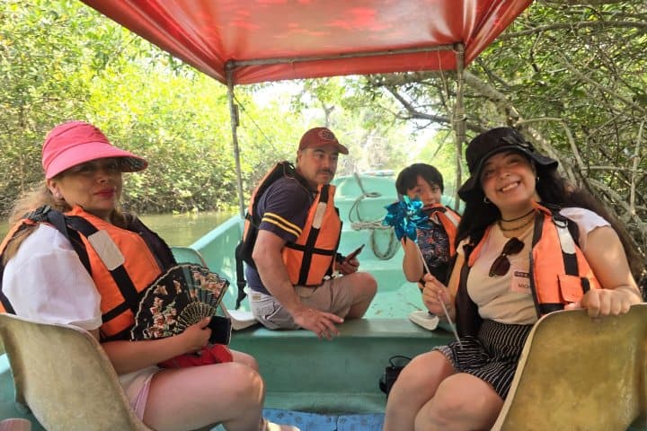 6. Recorrido en lancha por el manglar. Foto - Rehiletes