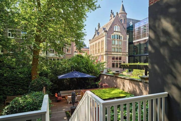 6. Terraza de Conservatorium Hotel. Foto - The Set (Expedia)
