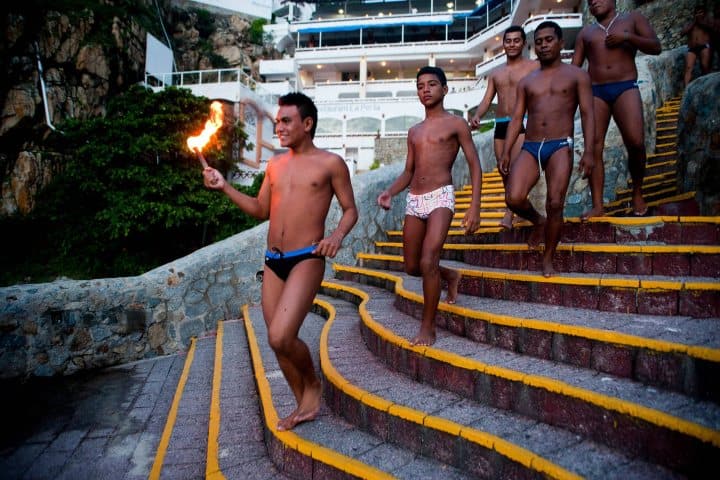 6. Clavadistas de la Quebrada caminando al acantilado. Foto - Alamy