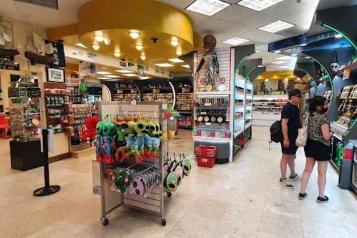 7. Stands de mercancía dentro de la tienda. Foto – Speedbird 007 (Google)