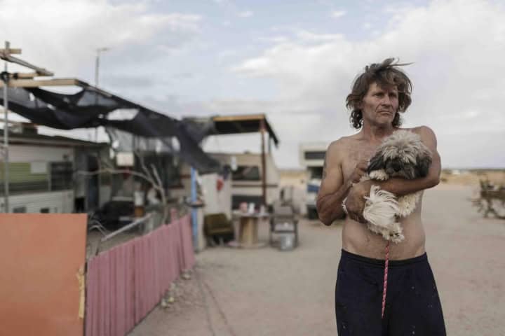 7. Slabber sosteniendo un perro. Foto - The Independent