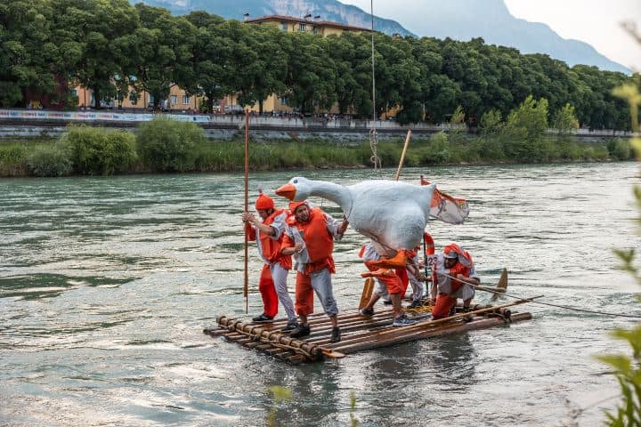 7. Concursantes colocando aros a la figura de la oca. Foto - Feste Vigiliane - Trento (Facebook)