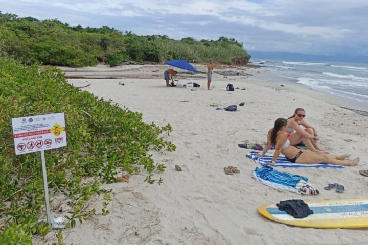 7. Visitantes en Playa la Lancha. Foto - Tribuna de la Bahia