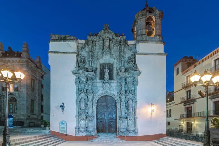 7. Templo de San Diego en Guanajuato al anochecer. Foto - Alamy
