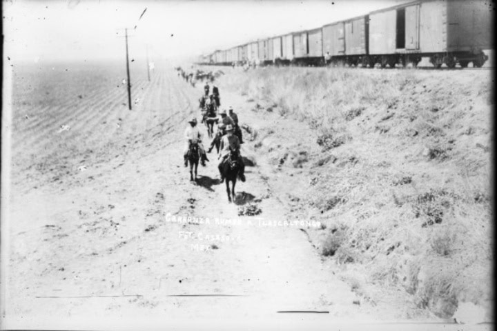7. Venustiano Carranza cabalgando fuera del ferrocarril. Foto - Unidad de Política Migratoria
