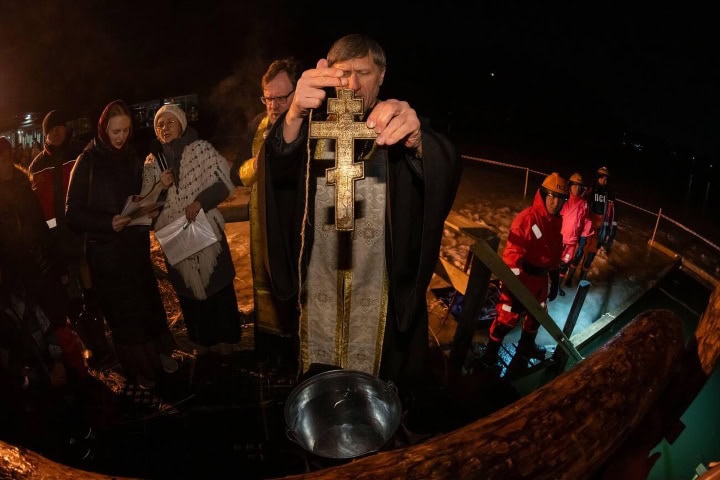 7. Sacerdote bendiciendo agua para el Baño de la Epifanía. Foto - Alamy