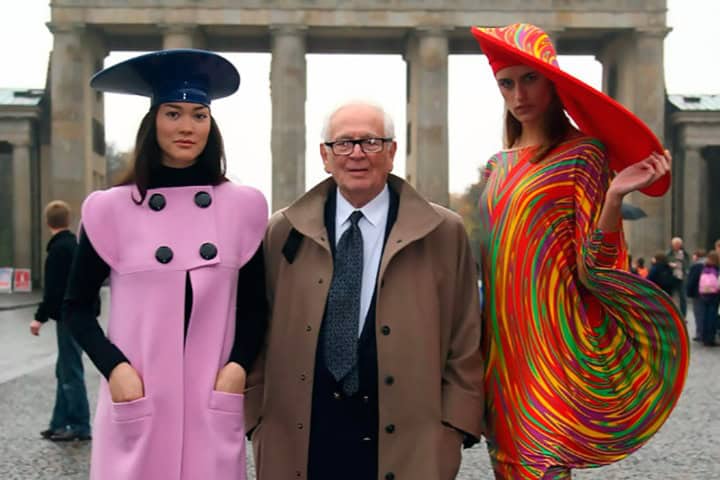 7. Pierre Cardin con dos modelos. Foto - techinfus.com