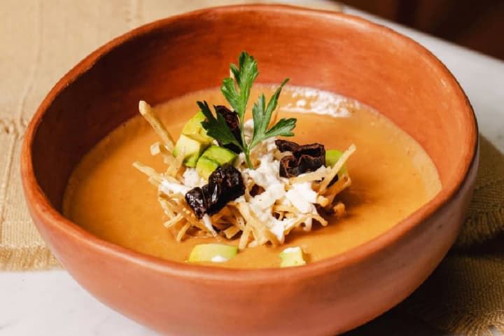 7. Sopa tarasca servida en Casa Ofelia. Foto - @casaofelia94 (Instagram)
